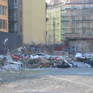 Un Lettore denuncia: discarica a due passi dal Tribunale di Savona