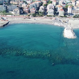 Loano, ultimati i lavori della diga soffolta a protezione del litorale di ponente: le spiagge si sono già &quot;allungate&quot; di 6 metri