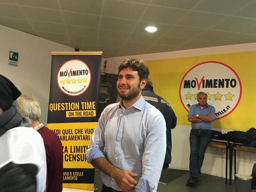 Di Battista a Savona, Question Time in mezzo ai cittadini: &quot;Fare gli interessi della collettività, partendo dalla piccola e media impresa&quot;