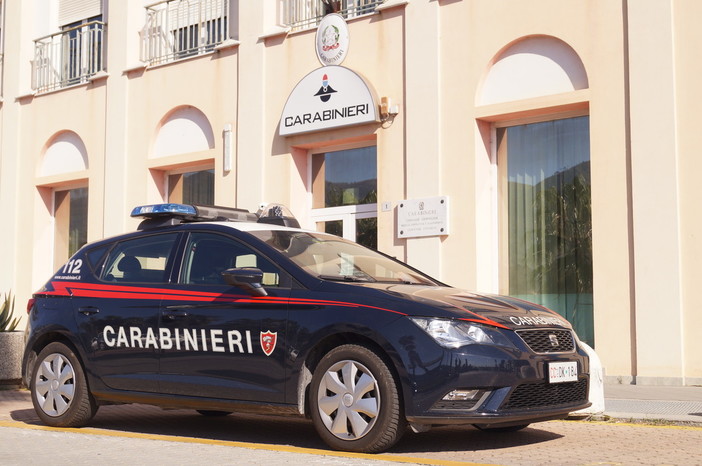 Albenga, prima minaccia e poi aggredisce i carabinieri: 33enne arrestato