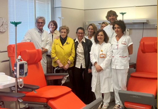 Savona, l’associazione Bianucci dona 4 nuove poltrone all'Oncologia del San Paolo