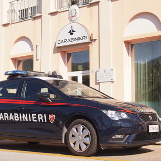 Albenga, prima minaccia e poi aggredisce i carabinieri: 33enne arrestato