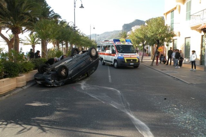 Rocambolesco incidente a Varigotti, un'auto si rbalta sull'Aurelia