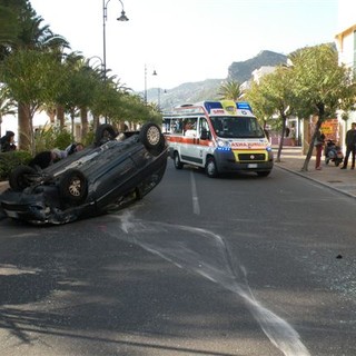 Rocambolesco incidente a Varigotti, un'auto si rbalta sull'Aurelia