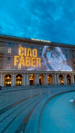 Regione Liguria ricorda Fabrizio De André sullo schermo di piazza De Ferrari