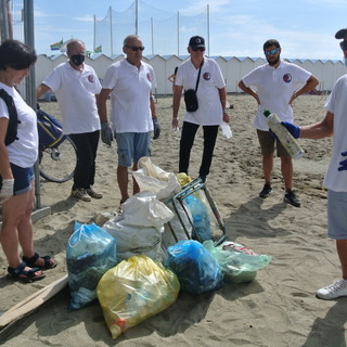 Albissola Marina, volontari Assonautica in spiaggia a “caccia di mozziconi”