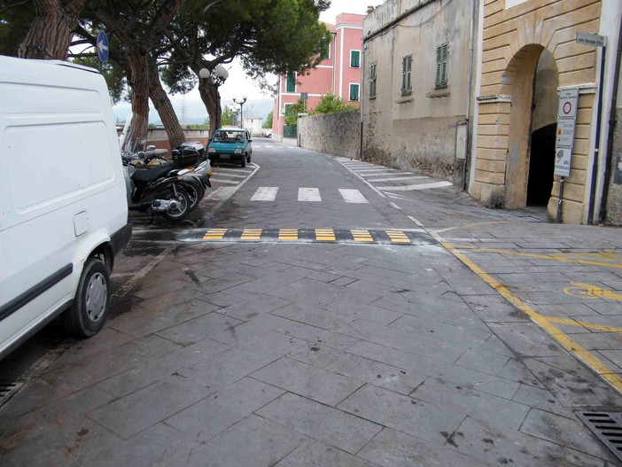 Albenga, installati due dossi rallentatori in via Lungocenta Trento