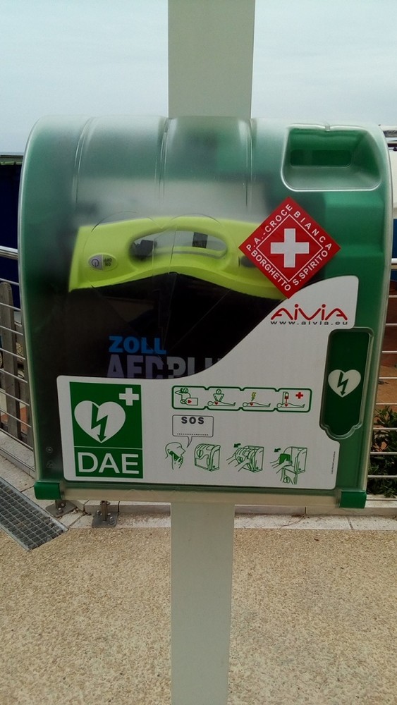 Borghetto: collocato sul lungomare il defibrillatore donato dalla Croce Bianca