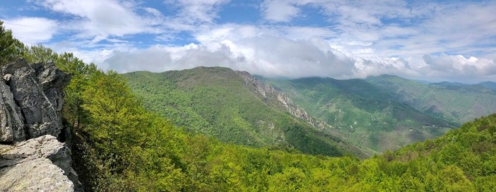 Dai Monti di Giustenice verso lo spartiacque con la Val Bormida, con il Bric Agnellino e la sottostante Costa dei Balzi Rossi. Foto Elisa Perrone