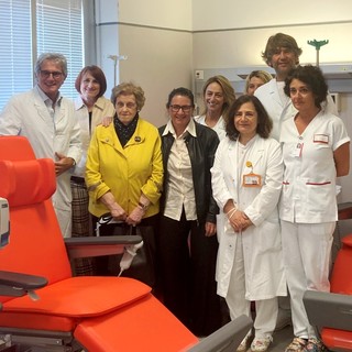 Savona, l’associazione Bianucci dona 4 nuove poltrone all'Oncologia del San Paolo