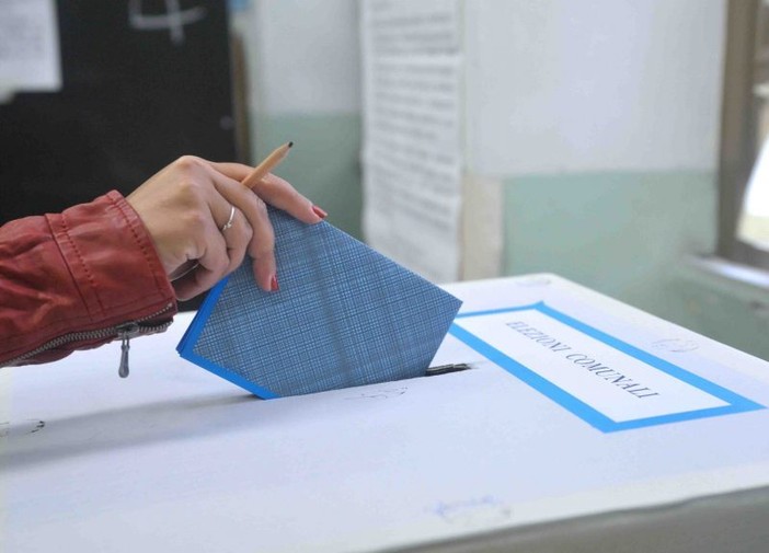 Elezioni, affluenza ore 12 nel Savonese: 27,32% per le Europee, 37% per le Comunali