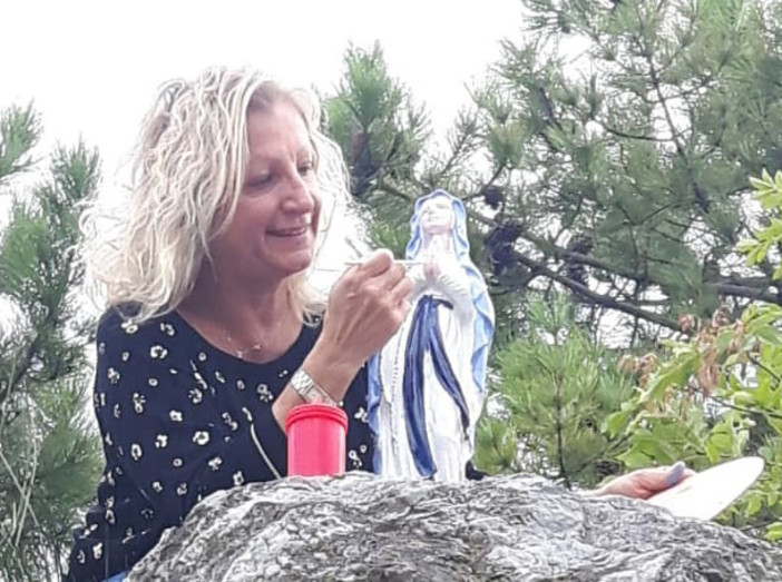 Borghetto: l'assessore Cannonero ripulisce la Madonnina del cimitero Rive