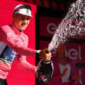 BuonGiro.  É già King Remco, incoronato prima maglia rosa: Evenepoel vola sula Costa dei Trabocchi