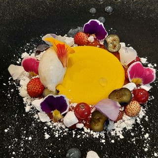 Alassio - Festival della Cucina con i fiori: Giuseppe Amato il pasticcere numero uno al mondo ha presentato il suo dolce con fiori di Nasturzio (FOTO e VIDEO)