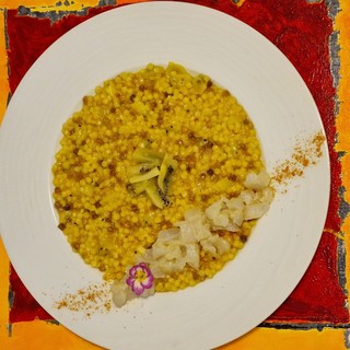 “Fregola alla curcuma con Kiwi e tartare di pescato” di Tiziana Piras