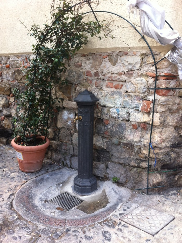Albenga: tornata a grande richiesta la antica fontana di Piazza San Francesco