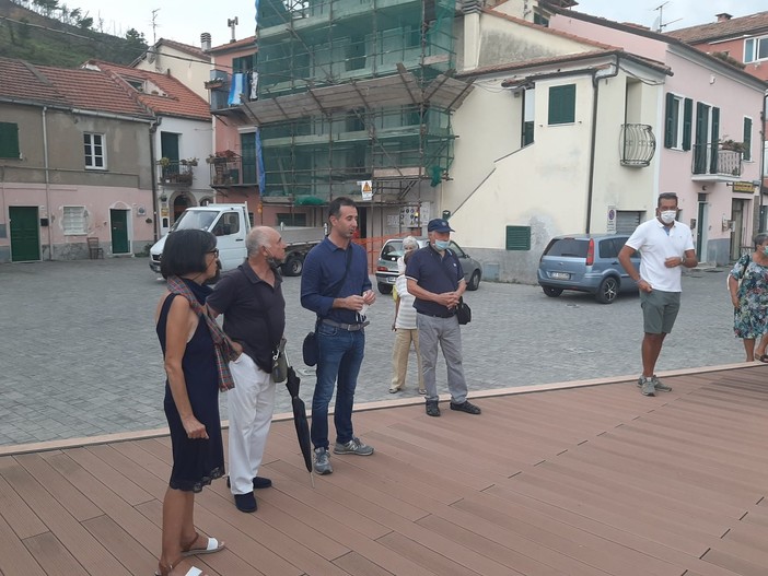 Vado, piazza Cialet come un'opera d'arte: finito il muro con 112 piastrelle in ceramica (FOTO E VIDEO)