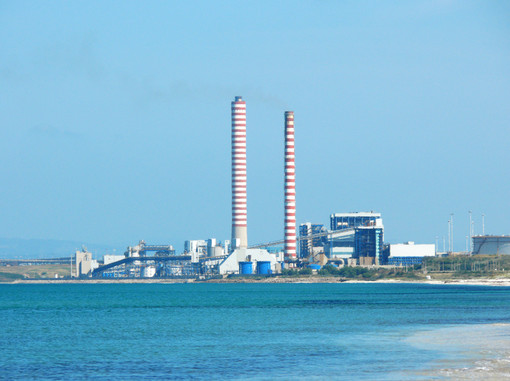 La centrale di Fiumensanto da olio comburibile a carbone. Domani ci va Passera per l'opportuno promo