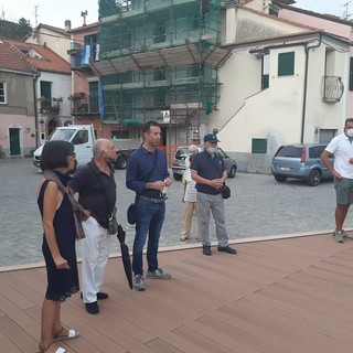 Vado, piazza Cialet come un'opera d'arte: finito il muro con 112 piastrelle in ceramica (FOTO E VIDEO)