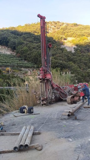 Giustenice, in corso i lavori di consolidamento della scarpata arginale del torrente Scarincio (FOTO)