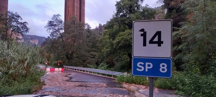 Vezzi Portio, frana sulla Sp8: strada temporaneamente chiusa verso San Filippo