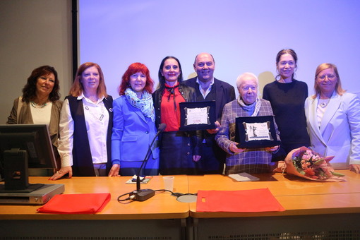 Ottobre in Rosa: la Fidapa di Alassio ha consegnato questa mattina il premio dell'Eccellenza Donna alla professoressa Elena Accati (Foto)