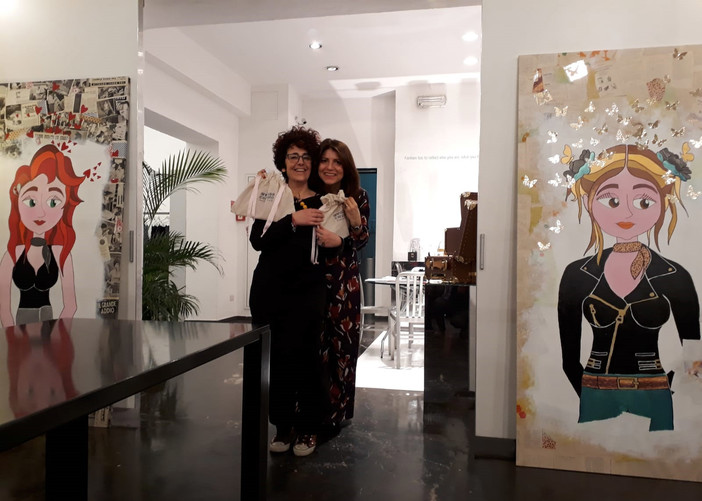 Nella foto: l'artista Federica Ciribì, le sue &quot;Ciribine&quot; e la designer Annalisa Caricato