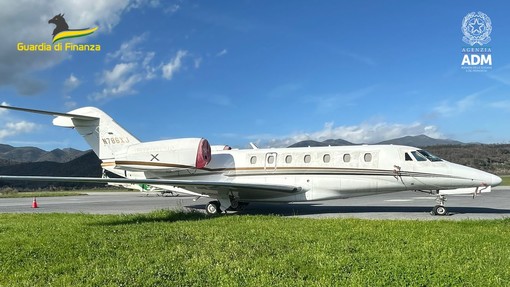 Jet privato sequestrato all'aeroporto di Villanova d'Albenga per contrabbando ed evasione IVA