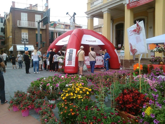 Ottimo debutto e grande partecipazione di pubblico per la Floricola di Borghetto (FOTO e VIDEO)