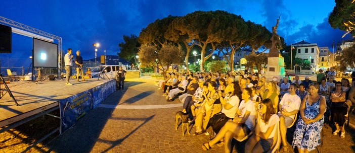 La Bandiera Blu sventola per la ventesima volta a Spotorno: festa in Piazza della Vittoria (FOTO)