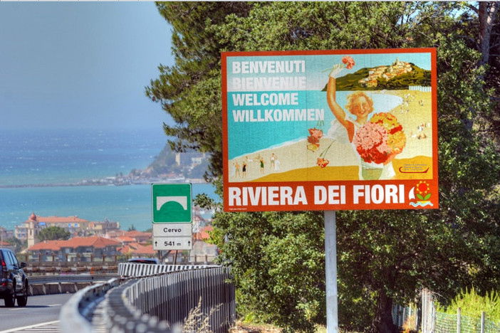 Sulla A10 i nuovi cartelloni promozionali della “Riviera dei Fiori”