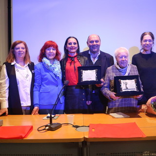 Ottobre in Rosa: la Fidapa di Alassio ha consegnato questa mattina il premio dell'Eccellenza Donna alla professoressa Elena Accati (Foto)