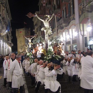 Savona, dopo 7 anni i savonesi tornano ad ammirare la Processione del Venerdì Santo (FOTO e VIDEO)