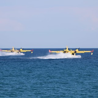 Motoscafo ostacola i canadair al rifornimento d'acqua, individuato il pilota: diverse le ipotesi di reato (VIDEO)