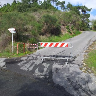 Loano, frana in via Santa Libera: strada chiusa al traffico