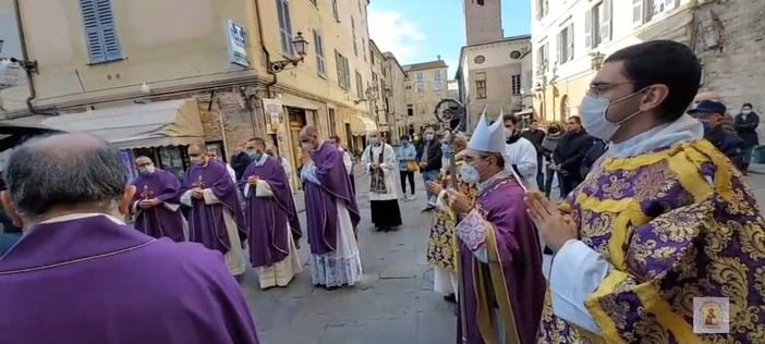 Albenga, una folla commossa per l'ultimo saluto a Padre Massimiliano