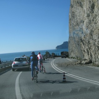 Frana di Bergeggi: quattro sassi in Aurelia. Tutto ok per la Milano - Sanremo, e qualche ciclista anticipa la gara (le foto)