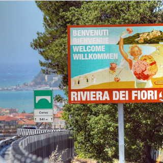 Sulla A10 i nuovi cartelloni promozionali della “Riviera dei Fiori”