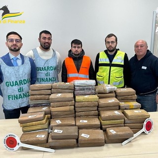 116 kg di cocaina nascosta tra i sacchi di caffè, maxi sequestro nell'interporto di Vado Ligure