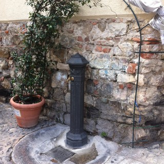 Albenga: tornata a grande richiesta la antica fontana di Piazza San Francesco