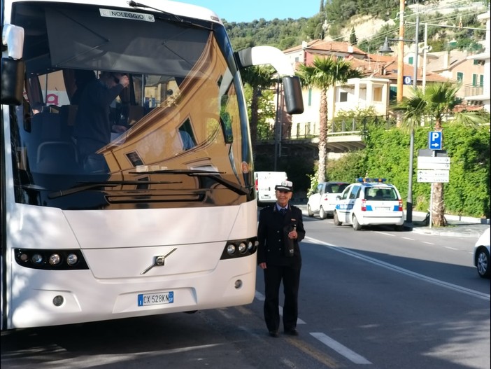 Gite scolastiche sicure a Laigueglia: oggi i ragazzi delle medie sono partiti  con i preventivi controlli della Polizia Locale