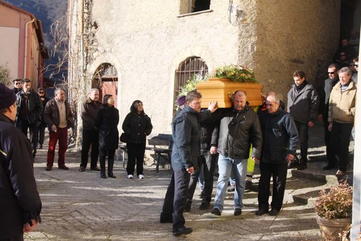 Casanova: tutta Vellego al funerale della donna travolta dal trattore