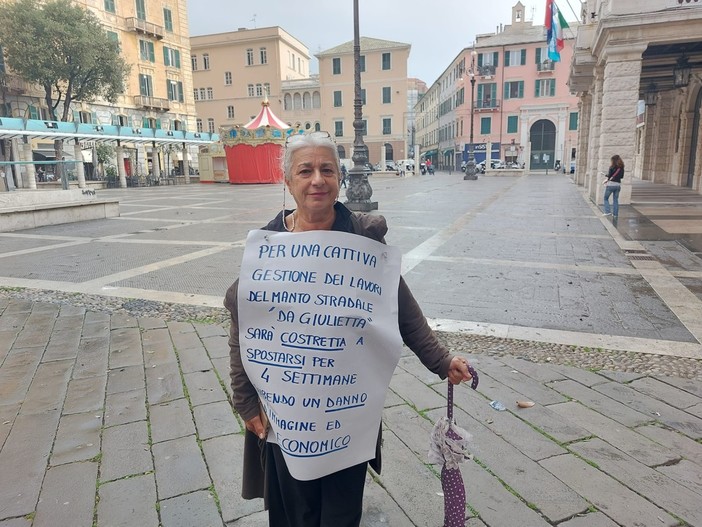 Savona, le spostano il banco del mercato due volte in pochi mesi. La protesta di un’ambulante: “Danno d’immagine ed economico” (FOTO e VIDEO)