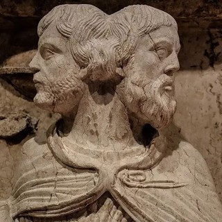 Scultura del dio romano Giano