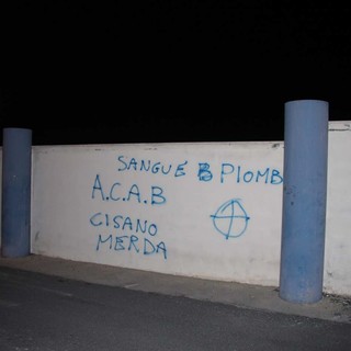 Albenga: atti vandalici agli stadi, società unite per ripulire scritte e campi da gioco