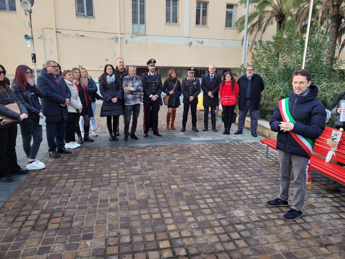 Giornata contro la violenza sulle donne, a Loano doppia cerimonia alle Panchine Rosse