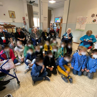 Giornata mondiale della gentilezza, a Loano i bambini dell'istituto Rossello incontrano i “nonni” del Ramella (FOTO)