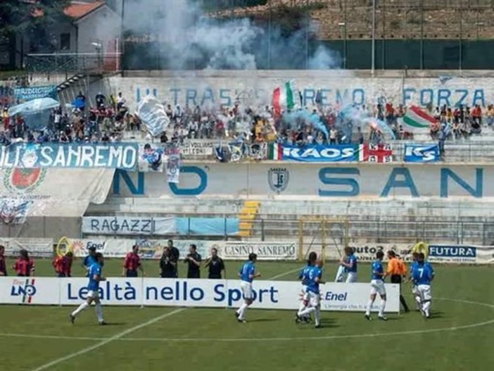 Lo striscione dei 'Kaos' allo stadio &quot;Comunale&quot; di Sanremo