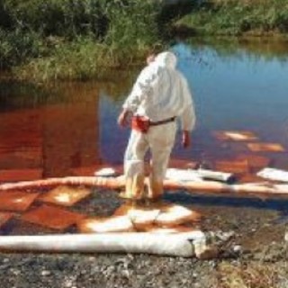 Albenga, gasolio nel rio carenda: “Terminata l’emergenza, prosegue l’opera di bonifica”