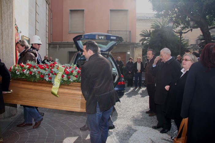 Alassio: folla ai funerali di Nello Aicardi, fu il fondatore di &quot;Settegiorni&quot;